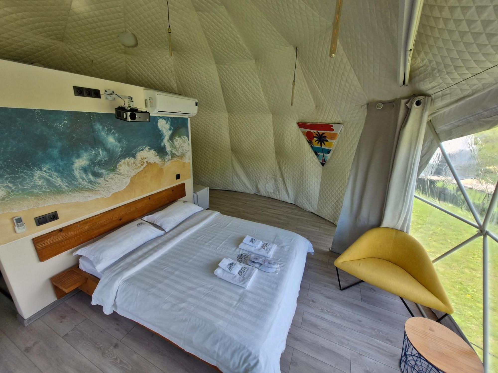 ホテル Glamping Georgia Krikhi アンブロラウリ 部屋 写真